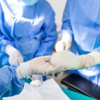 Životnost prsních implantátů: co byste měli vědět před zákrokem