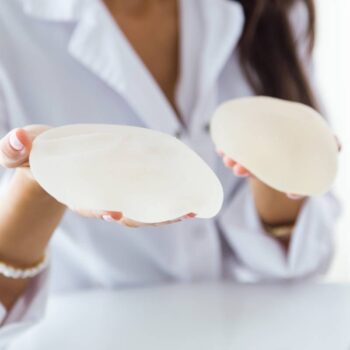 Zvětšení prsou podle velikosti a druhů implantátů: Jaká velikost je pro vás vhodná